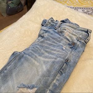 -denim American eagle jeans w/ knee holes & rips
-